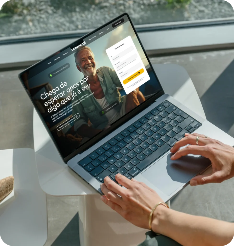 Laptop exibindo site LCbank com título "Chega de esperar anos por algo que já é seu