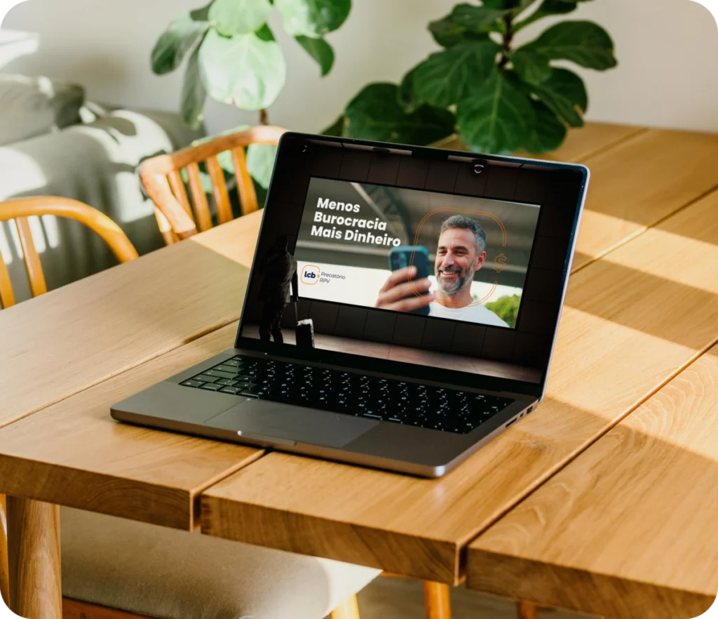 Laptop na mesa com vídeo sobre "Menos Burocracia Mais Dinheiro" do LCbank